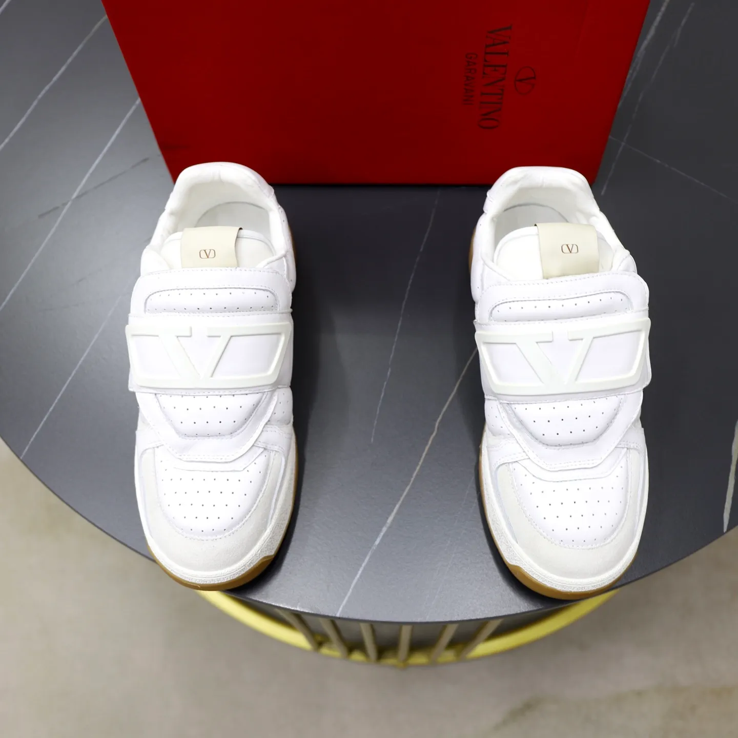 Ex-factory price: 520💰VALENTINO/Valentino Men's latest low-top thick-soled sports shoes are shipped. Made with heavy industry, men's fine casual sports shoes, versatile style. Original leather, rubber lines embellished with geometric segmented uppers, hand-stitched, novel and fashionable, rubber soles with details on the front and back, and the tongue is decorated with the Valentino Garavani Logo, which is comfortable, breathable and durable! Comes with full original packaging! Code number: 38-39-40-41-42-43-44 (45, 46 can be customized)